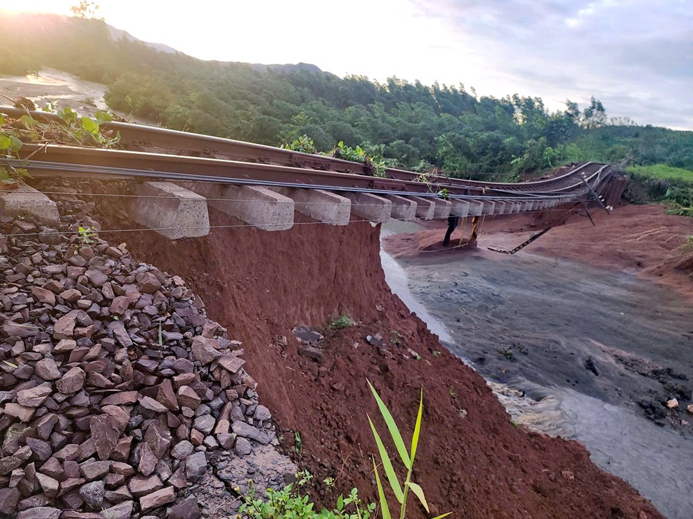 Bão số 13 làm hư hỏng nghiêm trọng một số đoạn đường sắt - ảnh 1