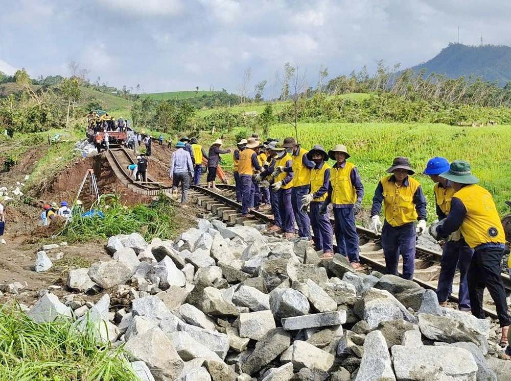 Khẩn trương khắc phục sự cố sạt lở tuyến đường sắt Bắc - Nam - ảnh 3