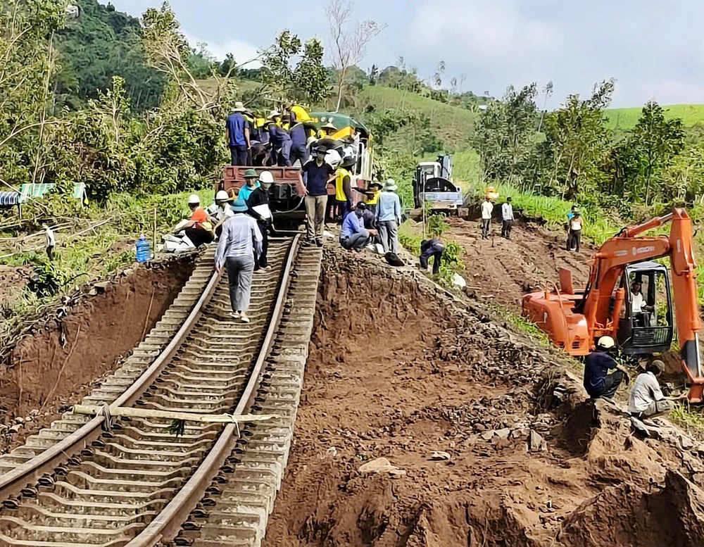 Khẩn trương khắc phục sự cố sạt lở tuyến đường sắt Bắc - Nam - ảnh 1