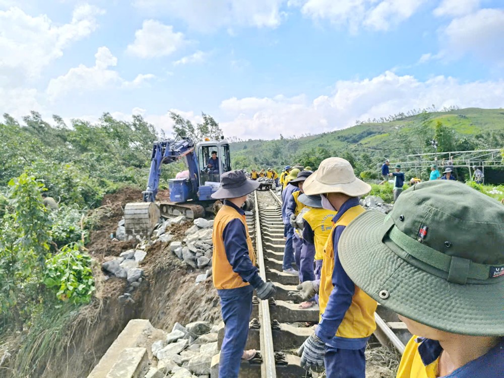 Khẩn trương khắc phục sự cố sạt lở tuyến đường sắt Bắc - Nam - ảnh 2