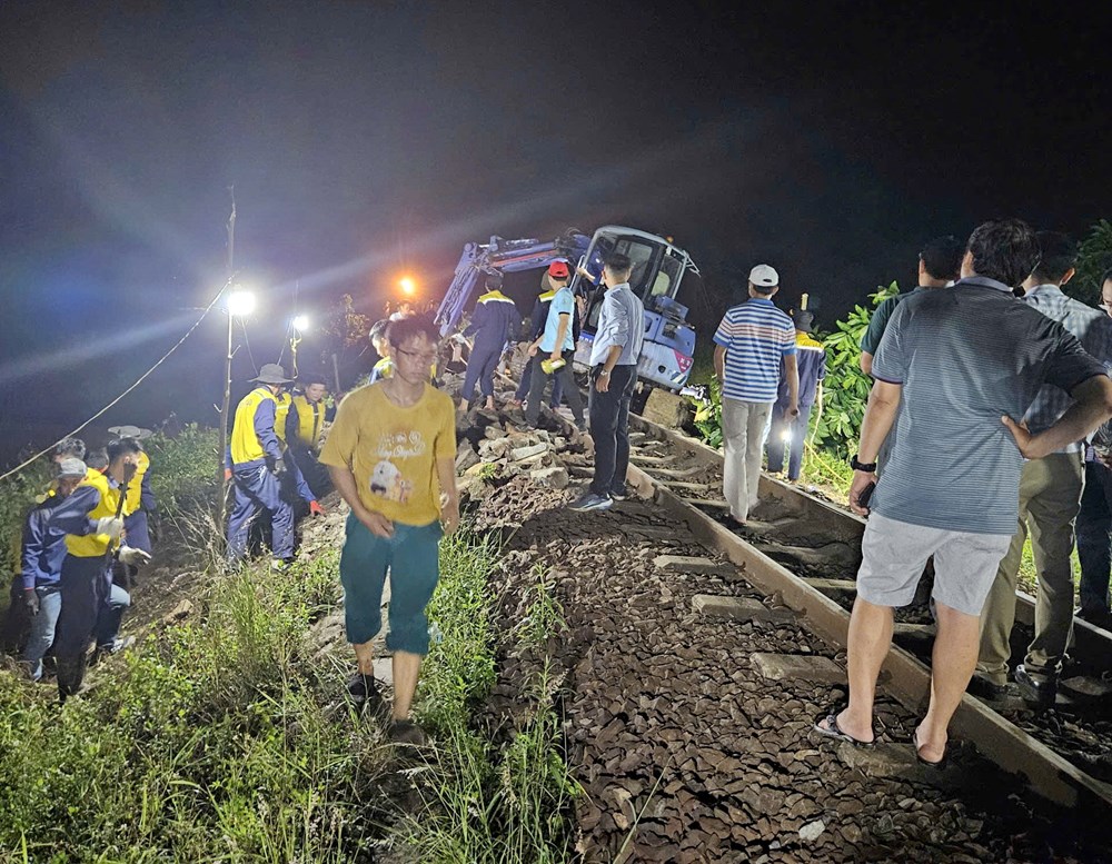 Khẩn trương khắc phục sự cố sạt lở tuyến đường sắt Bắc - Nam - ảnh 4