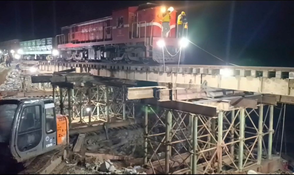 Khôi phục tuyến đường sắt Bắc - Nam sau bão số 13 - ảnh 1