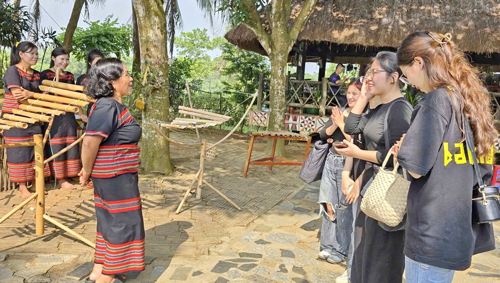 Gắn văn hóa truyền thống của các dân tộc thiểu số với phát triển du lịch - ảnh 1
