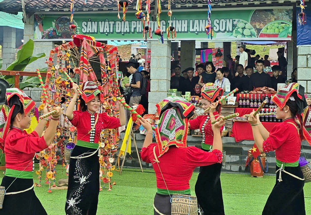 Gắn văn hóa truyền thống của các dân tộc thiểu số với phát triển du lịch - ảnh 2