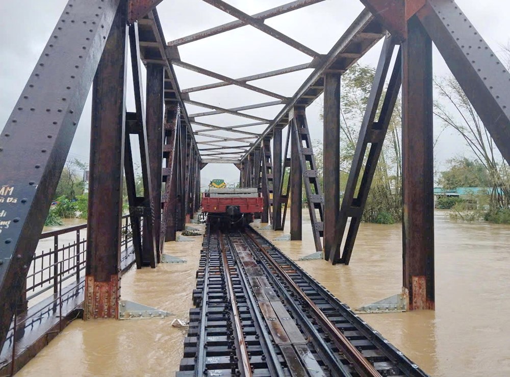 Tạm dừng nhiều đoàn tàu do nước lũ tại miền Trung dâng cao - ảnh 1