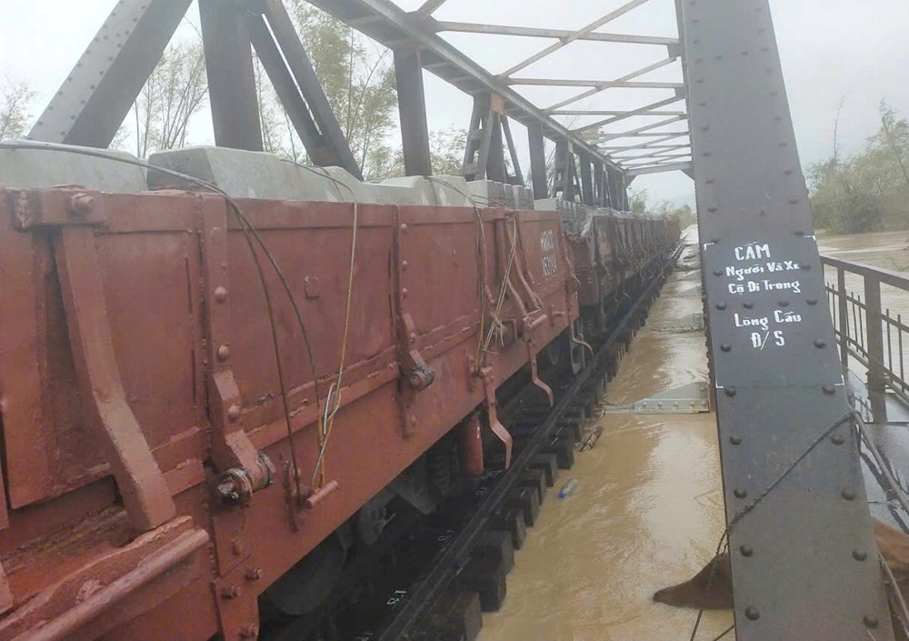 Tạm dừng nhiều đoàn tàu do nước lũ tại miền Trung dâng cao - ảnh 2