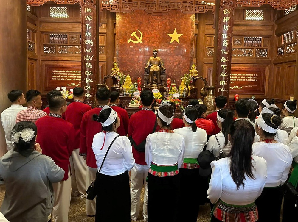 Đồng bào dân tộc Mường báo công dâng Bác tại Khu di tích K9 - ảnh 1