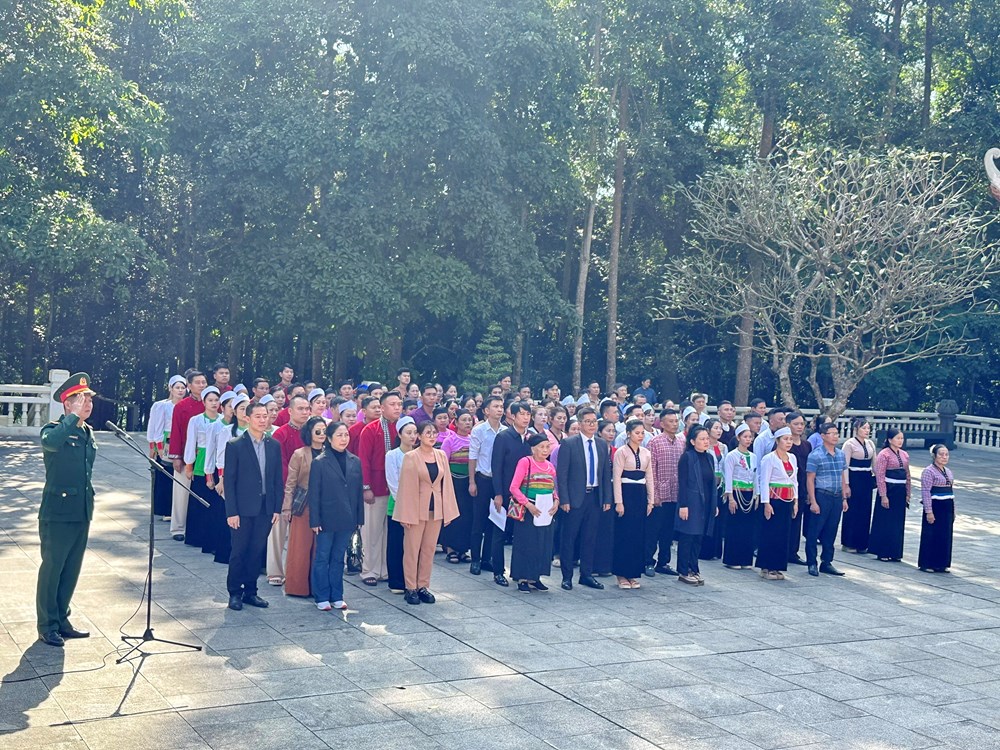 Đồng bào dân tộc Mường báo công dâng Bác tại Khu di tích K9 - ảnh 4