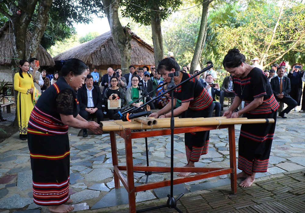 Khách quốc tế thích thú trải nghiệm văn hóa các dân tộc Việt Nam - ảnh 15