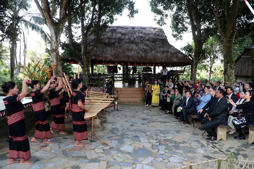 Khách quốc tế thích thú trải nghiệm văn hóa các dân tộc Việt Nam - ảnh 14