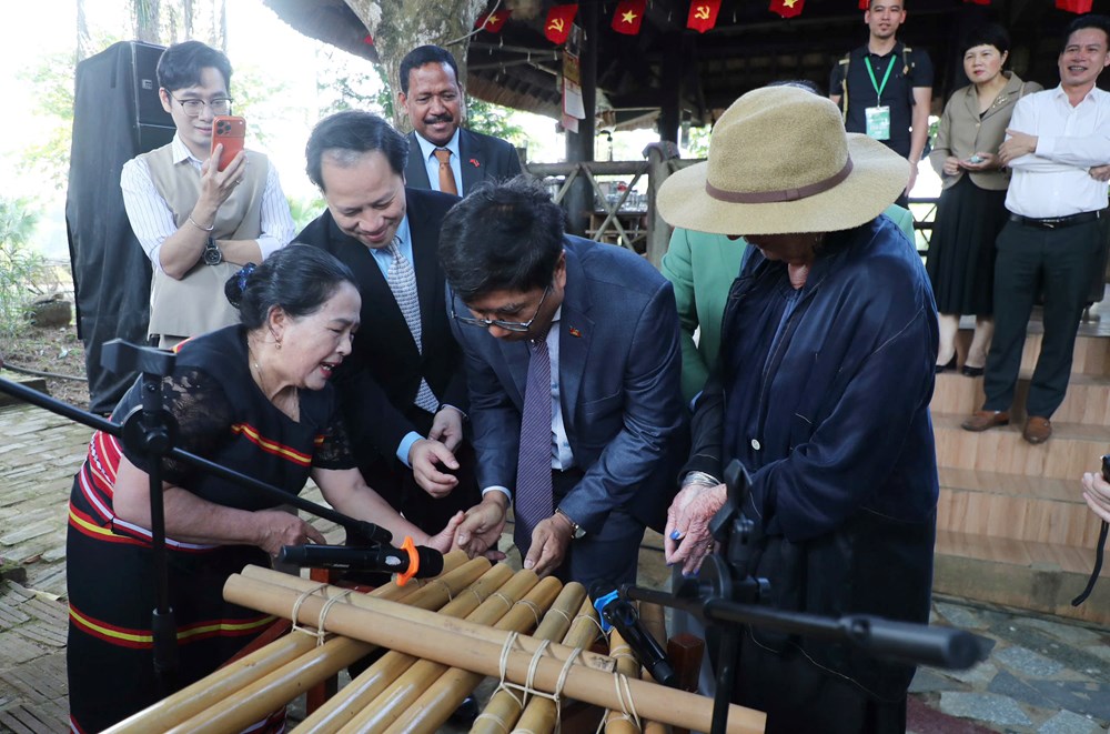 Khách quốc tế thích thú trải nghiệm văn hóa các dân tộc Việt Nam - ảnh 16