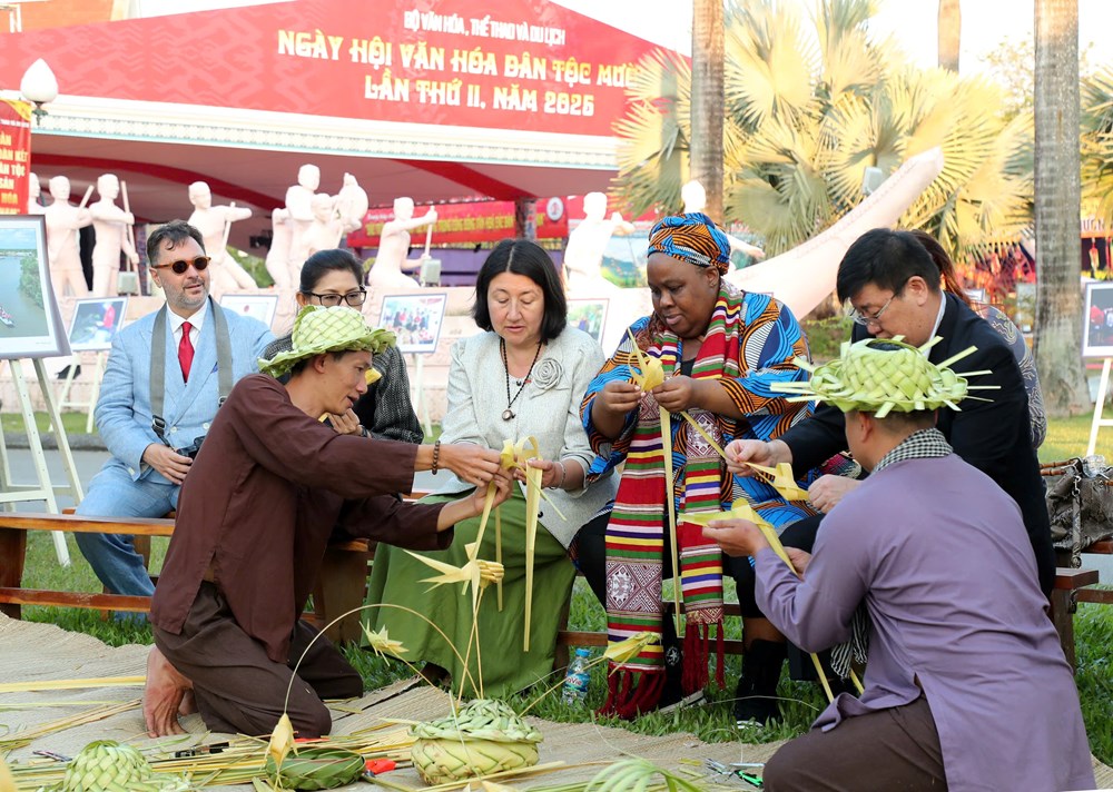 Khách quốc tế thích thú trải nghiệm văn hóa các dân tộc Việt Nam - ảnh 21