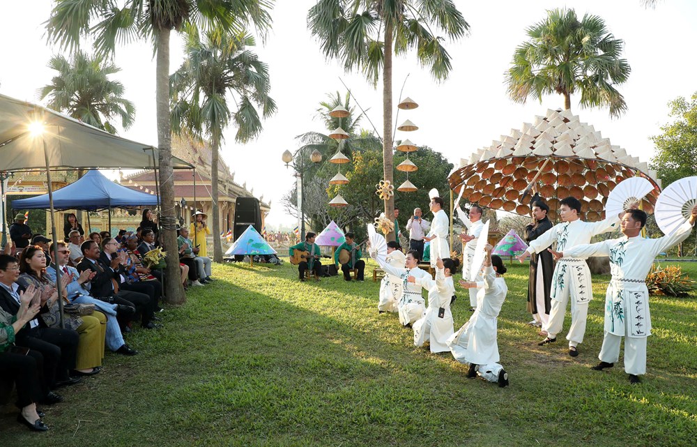 Khách quốc tế thích thú trải nghiệm văn hóa các dân tộc Việt Nam - ảnh 20