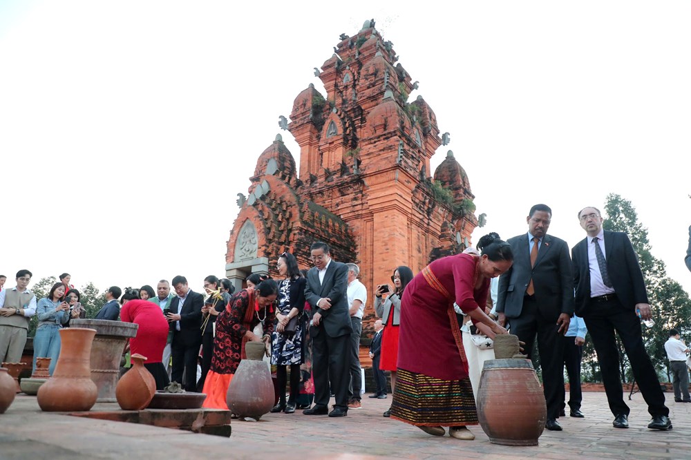 Khách quốc tế thích thú trải nghiệm văn hóa các dân tộc Việt Nam - ảnh 22