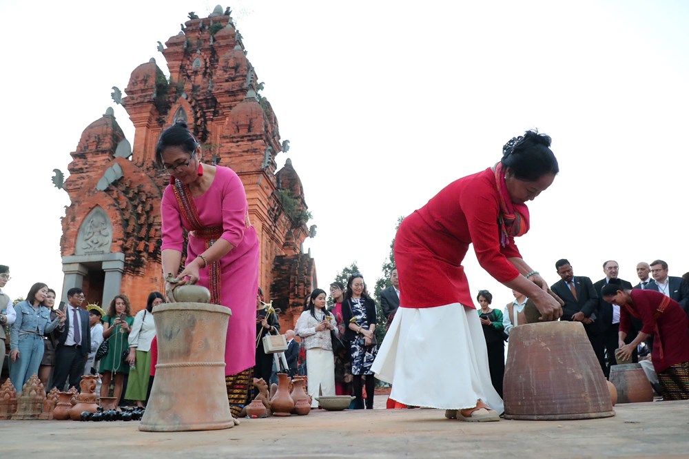 Khách quốc tế thích thú trải nghiệm văn hóa các dân tộc Việt Nam - ảnh 23