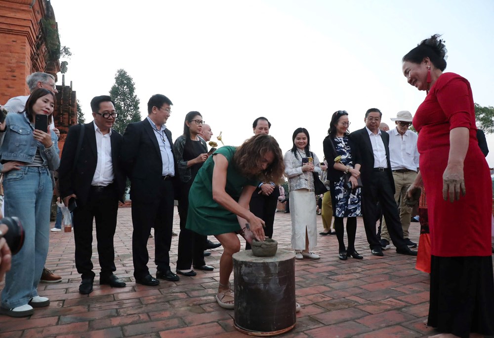 Khách quốc tế thích thú trải nghiệm văn hóa các dân tộc Việt Nam - ảnh 24