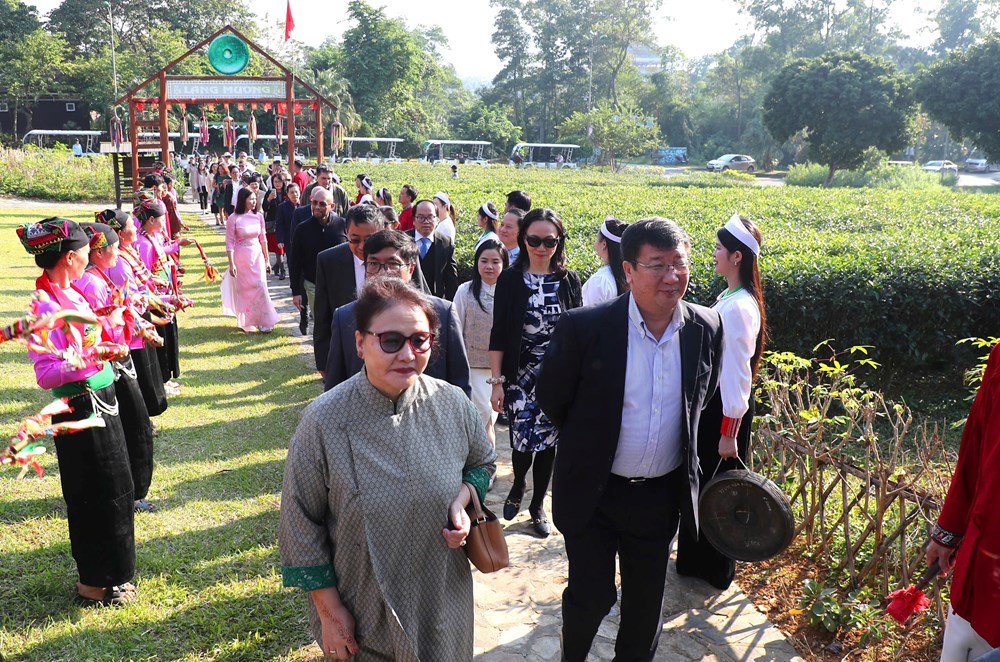 Khách quốc tế thích thú trải nghiệm văn hóa các dân tộc Việt Nam - ảnh 2