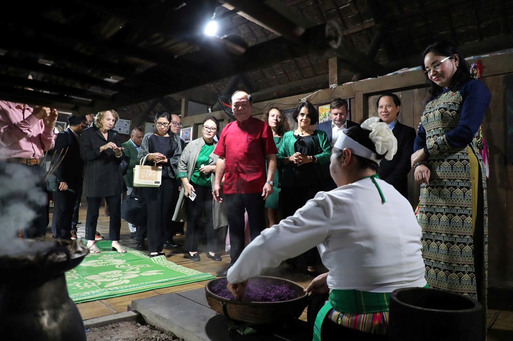 Khách quốc tế thích thú trải nghiệm văn hóa các dân tộc Việt Nam - ảnh 9