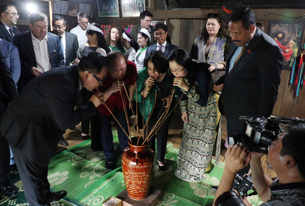 Khách quốc tế thích thú trải nghiệm văn hóa các dân tộc Việt Nam - ảnh 10