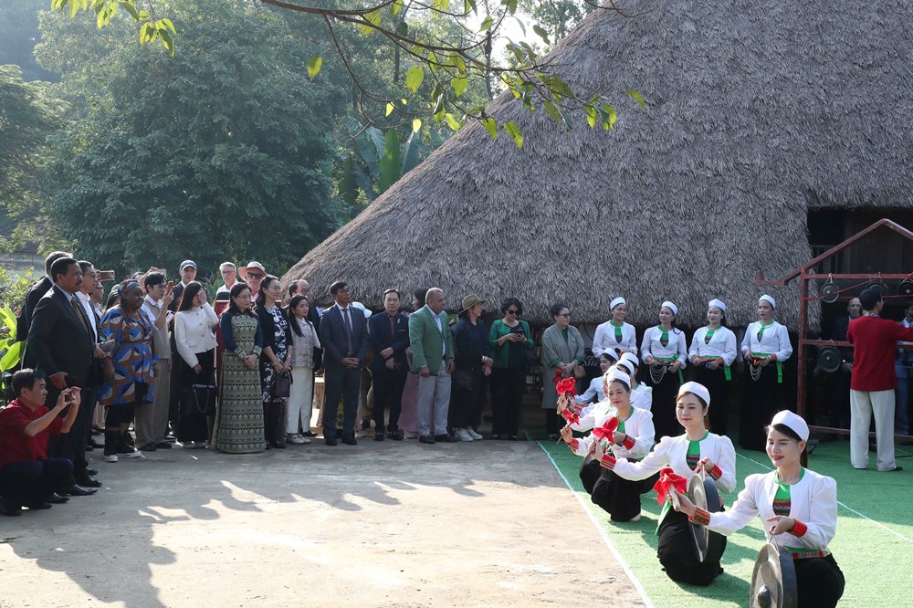 Khách quốc tế thích thú trải nghiệm văn hóa các dân tộc Việt Nam - ảnh 6