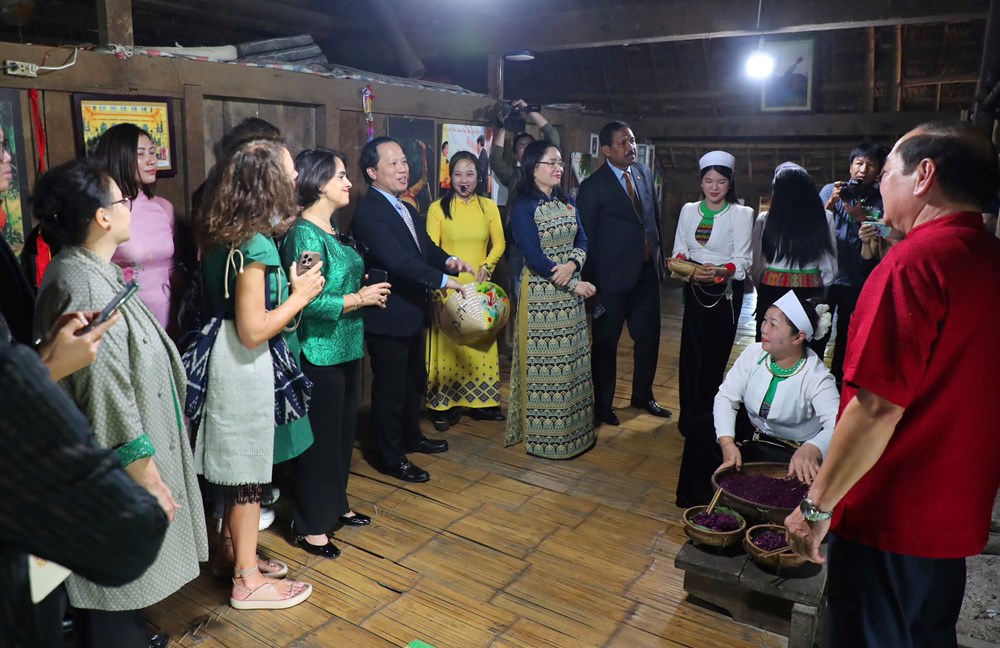 Khách quốc tế thích thú trải nghiệm văn hóa các dân tộc Việt Nam - ảnh 5