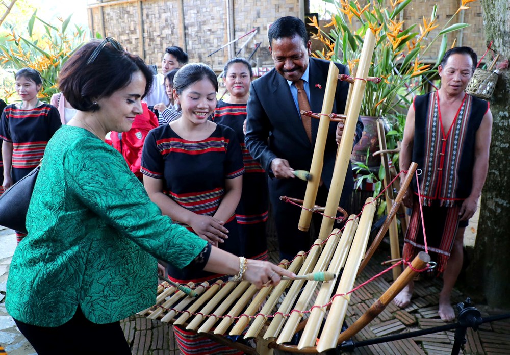 Khách quốc tế thích thú trải nghiệm văn hóa các dân tộc Việt Nam - ảnh 17