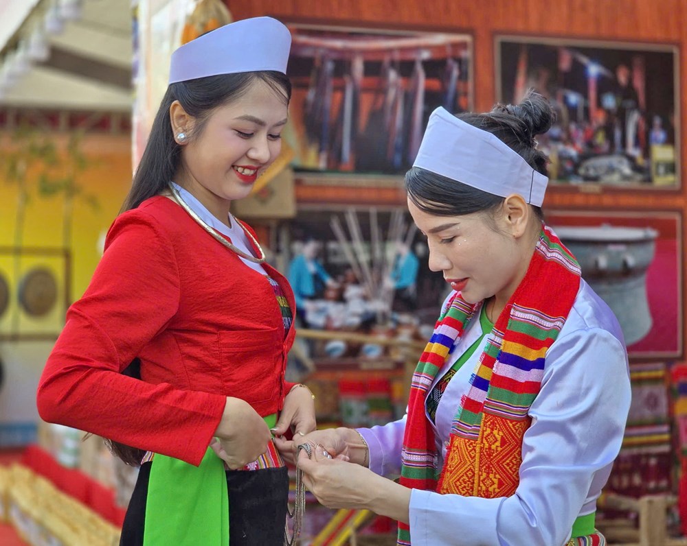 Nét đẹp phụ nữ Mường qua trang phục truyền thống - ảnh 1