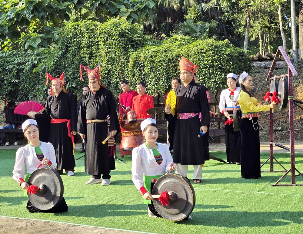 Người truyền lại linh hồn văn hóa Mường cho mai sau - ảnh 1