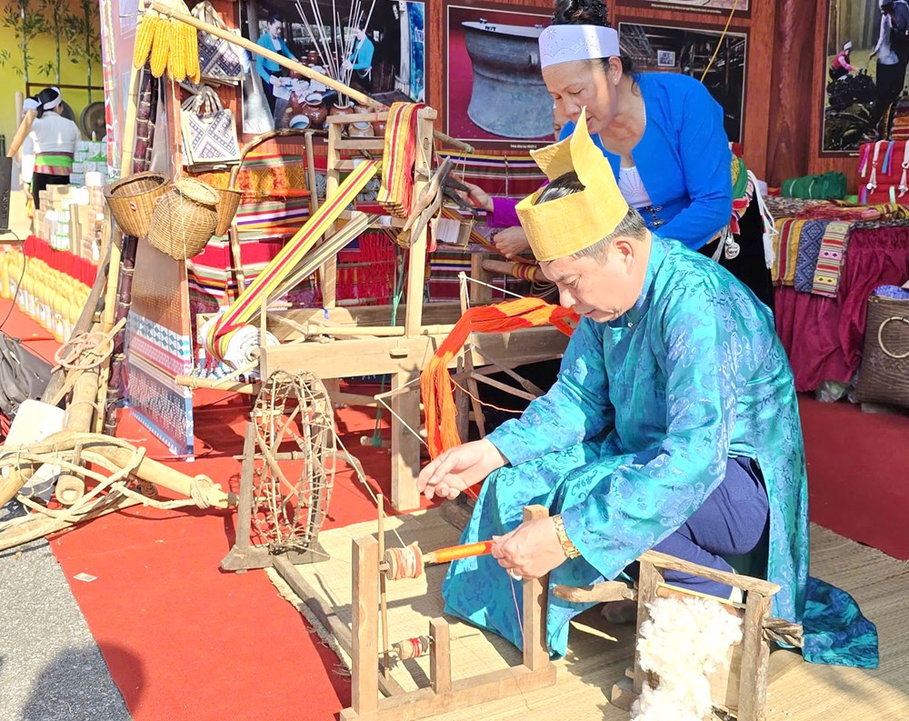 Người truyền lại linh hồn văn hóa Mường cho mai sau - ảnh 3