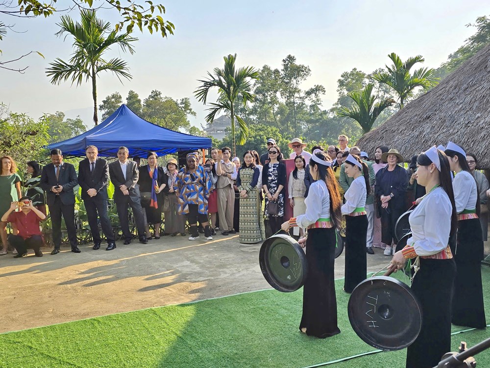 Người truyền lại linh hồn văn hóa Mường cho mai sau - ảnh 5