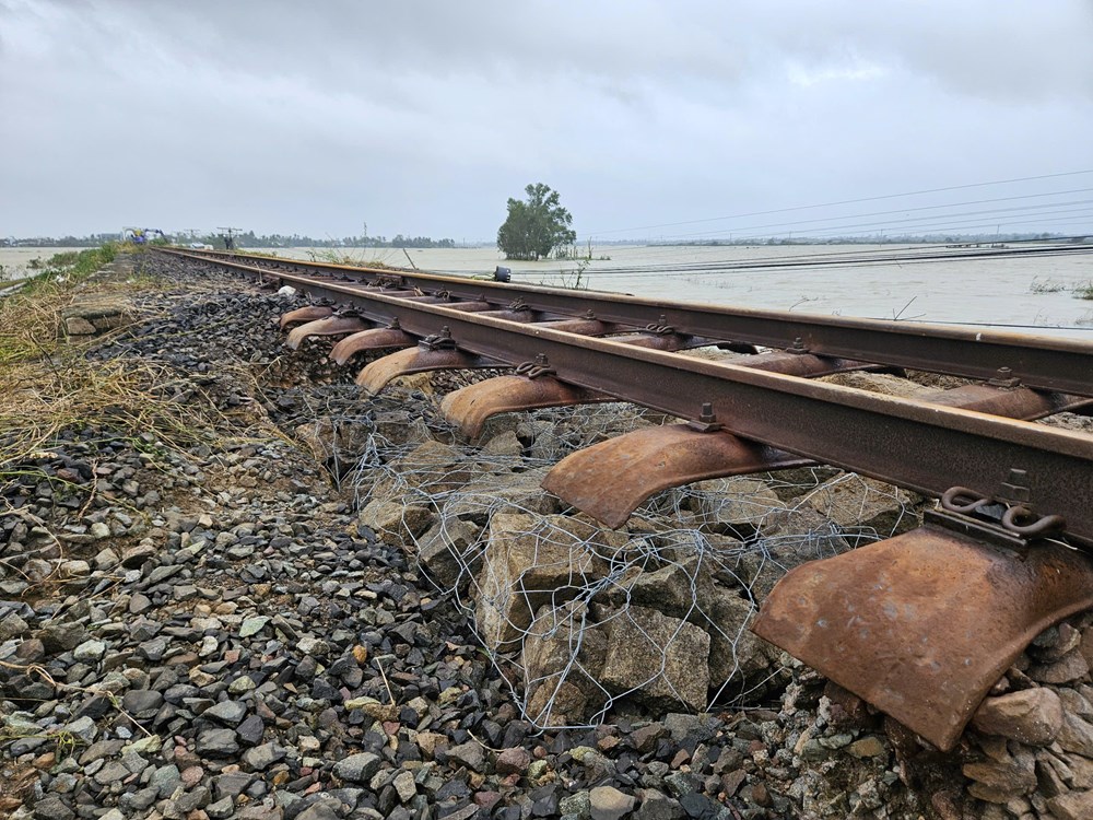 Tiếp tục tạm ngừng chạy tàu khách tuyến Bắc - Nam - ảnh 1