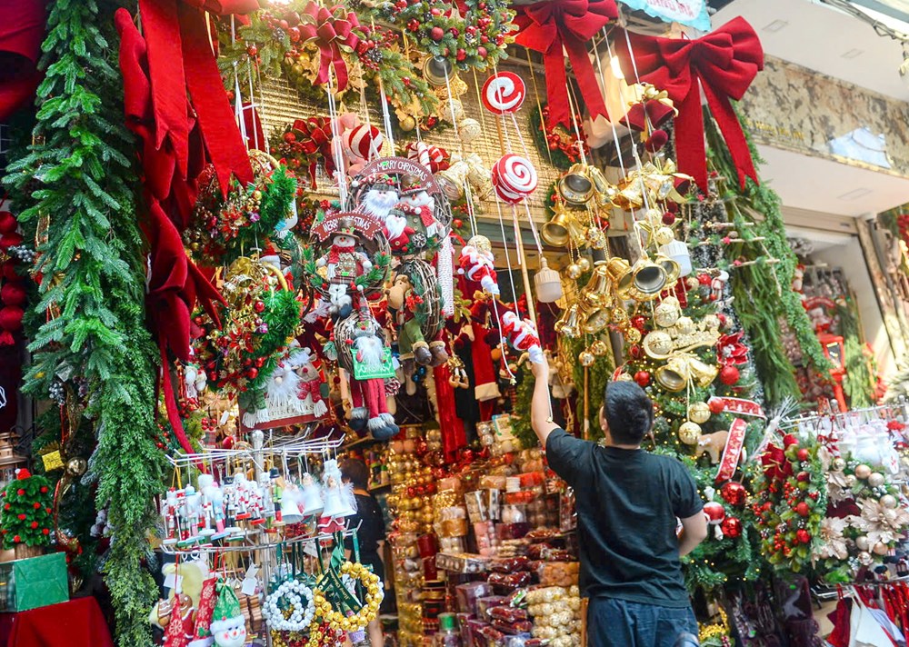 Ngắm phố Hàng Mã bày đồ Giáng sinh với diện mạo mới - ảnh 11