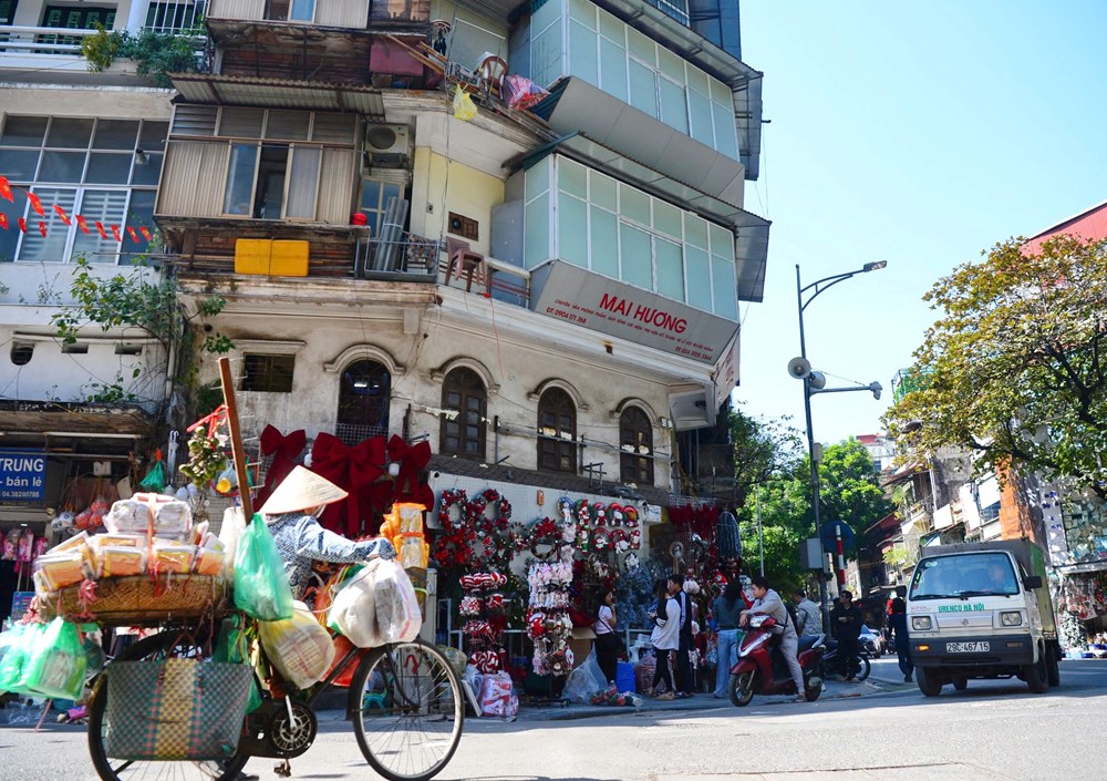 Ngắm phố Hàng Mã bày đồ Giáng sinh với diện mạo mới - ảnh 3