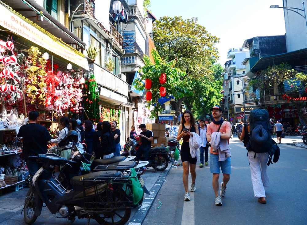 Ngắm phố Hàng Mã bày đồ Giáng sinh với diện mạo mới - ảnh 5