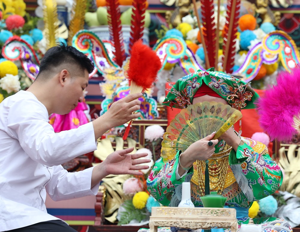 Lên xứ Đoài xem diễn xướng hầu đồng - ảnh 10