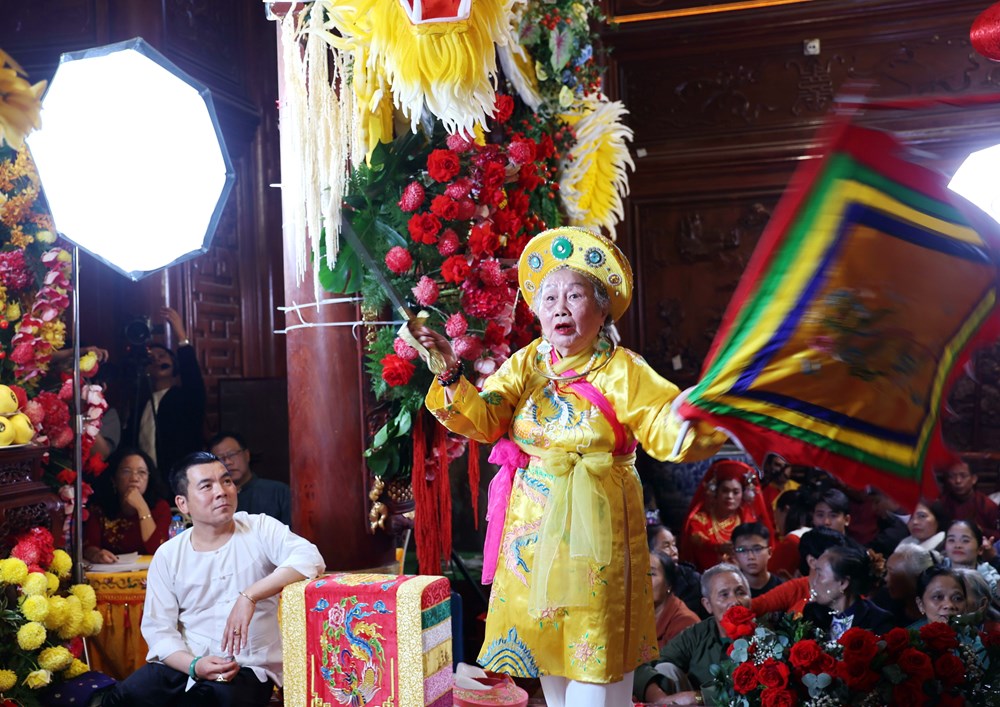 Lên xứ Đoài xem diễn xướng hầu đồng - ảnh 22