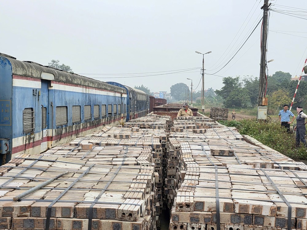 Vận chuyển miễn phí 1 triệu viên gạch hỗ trợ xây dựng nhà ở tại miền Trung - ảnh 1