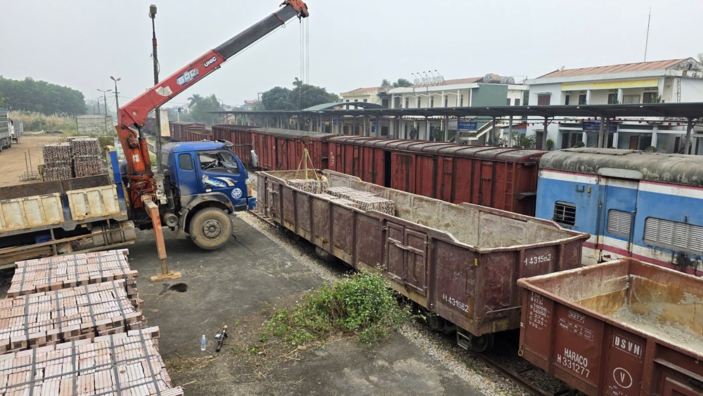 Vận chuyển miễn phí 1 triệu viên gạch hỗ trợ xây dựng nhà ở tại miền Trung - ảnh 2