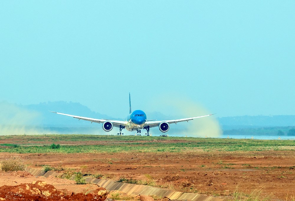 Sân bay Long Thành đón máy bay thương mại đầu tiên - ảnh 2
