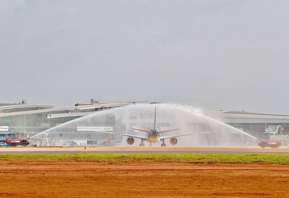 Sân bay Long Thành đón máy bay thương mại đầu tiên - ảnh 1
