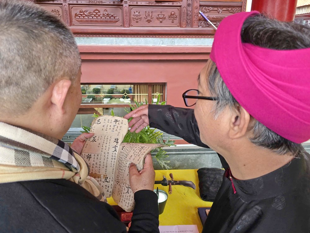 Bộ sưu tập vật phẩm độc nhất vô nhị trong nghi lễ hầu đồng - ảnh 4