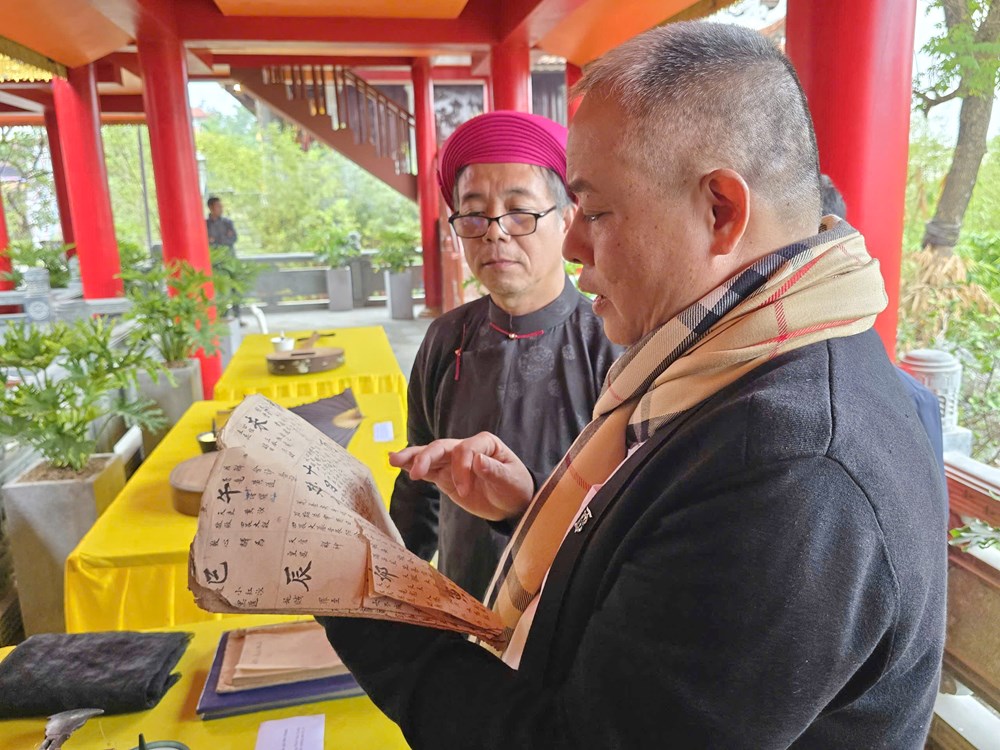 Bộ sưu tập vật phẩm độc nhất vô nhị trong nghi lễ hầu đồng - ảnh 3