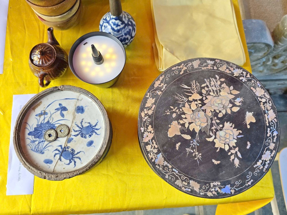 Bộ sưu tập vật phẩm độc nhất vô nhị trong nghi lễ hầu đồng - ảnh 11