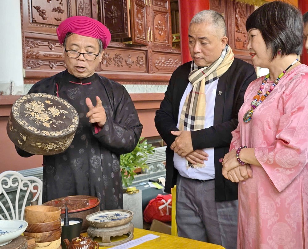 Bộ sưu tập vật phẩm độc nhất vô nhị trong nghi lễ hầu đồng - ảnh 10