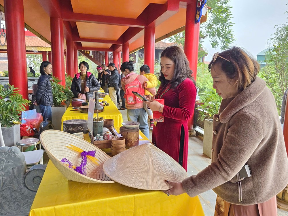 Bộ sưu tập vật phẩm độc nhất vô nhị trong nghi lễ hầu đồng - ảnh 1