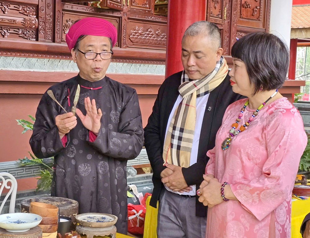 Bộ sưu tập vật phẩm độc nhất vô nhị trong nghi lễ hầu đồng - ảnh 9