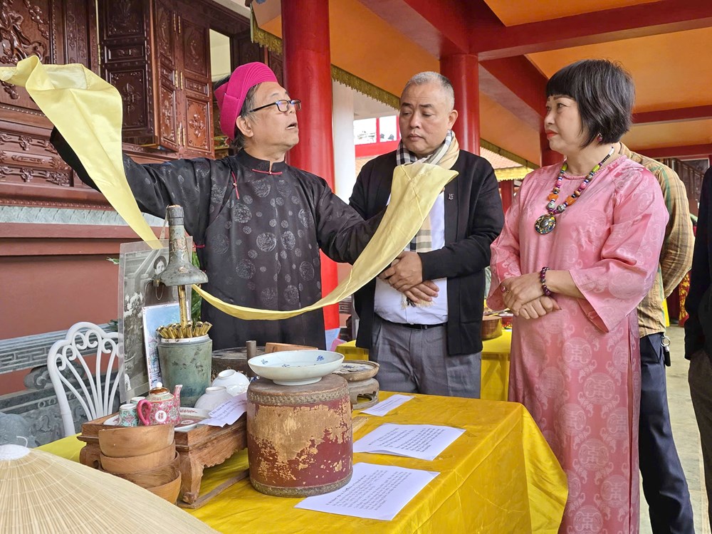 Bộ sưu tập vật phẩm độc nhất vô nhị trong nghi lễ hầu đồng - ảnh 18