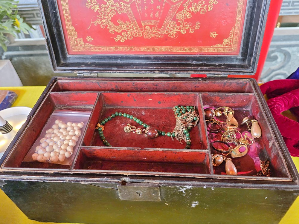 Bộ sưu tập vật phẩm độc nhất vô nhị trong nghi lễ hầu đồng - ảnh 17