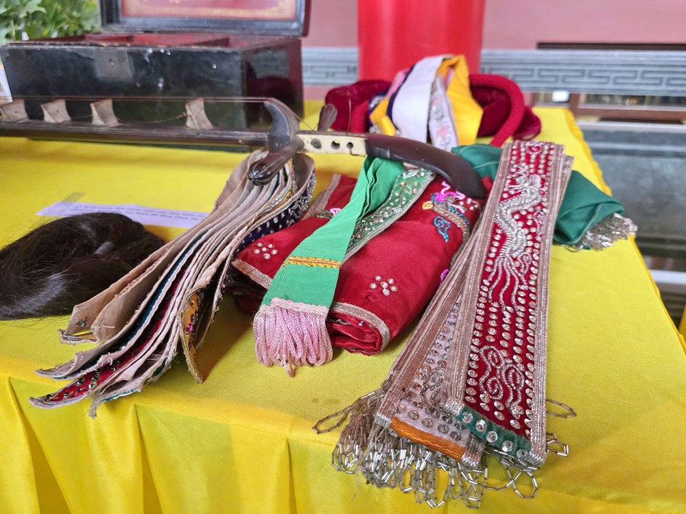 Bộ sưu tập vật phẩm độc nhất vô nhị trong nghi lễ hầu đồng - ảnh 12