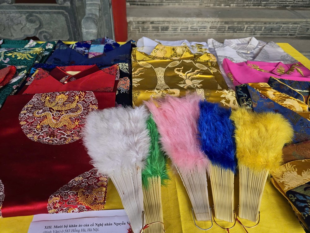 Bộ sưu tập vật phẩm độc nhất vô nhị trong nghi lễ hầu đồng - ảnh 15